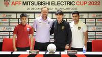 Dari kiri ke kanan: Pemain Timnas Thailand Sarach Yooyen, Pelatih Timnas Thailand Alexandre Polking, Pelatih Timnas Indonesia Shin Tae-yong, dan Pemain Timnas Indonesia Asnawi Mangkualama berfoto bersama saat konferensi pers menjelang laga Grup A Piala AFF 2022 antara Timnas Indonesia melwan Timnas Thailand di Stadion Utama Gelora Bung Karno (SUGBK), Jakarta, Rabu (28/12/2022). (Bola.com/Bagaskara Lazuardi)