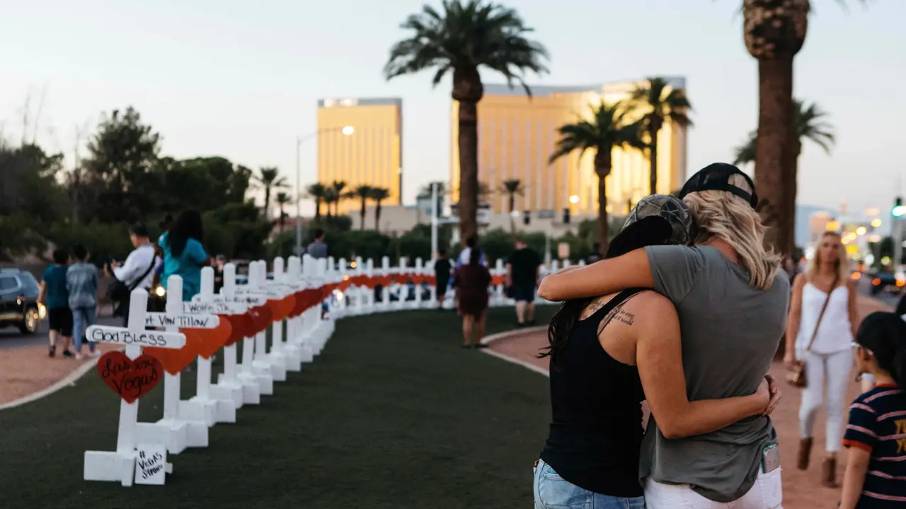 Ornamen Hati di Nisan Korban Penembakan di Las Vegas