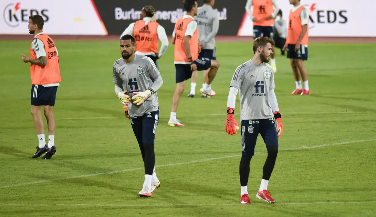 Kiper Spanyol, David de Gea (kanan) bersama rekan setimnya melakukan pemanasan selama sesi latihan di stadion Fadil Vokrri di Pristina (7/9/2021). Spanyol saat ini berada di puncak Grup B dengan poin 10 dari lima pertandingan. (AFP/Armend Nimani)