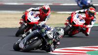 Pembalap MotoGP Maverick Vinales melintasi tikungan pada pertandingan MotoGP Emilia Romagna 2020 di Sirkuit Misano, Misano Adriatico, Italia, Minggu (20/9/2020). Maverick Vinales keluar sebagai juara disusul Joan Mir dan Pol Espargaro. (AP Photo/Antonio Calanni)
