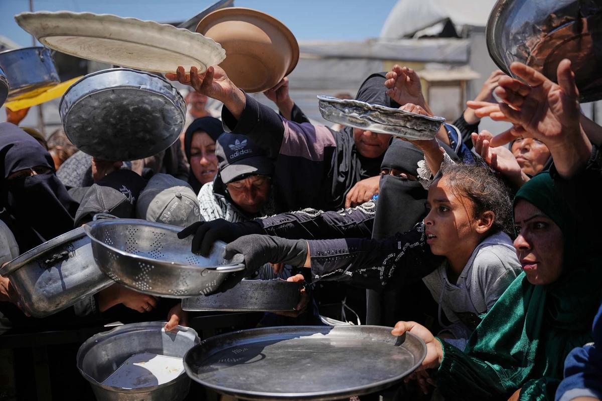 FOTO: Nestapa Iduladha di Gaza,  Warga Tetap Antre Makanan