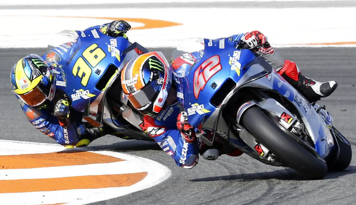 Pembalap Suzuki, Alex Rins, dibuntututi Joan Mir saat beraksi pada balapan MotoGP Eropa di Sirkuit Ricardo Tormo, Valencia, Minggu (8/11/2020). Joan Mir finis pertama dengan catatan waktu 41 menit 37,297 detik. (AP/Alberto Saiz)