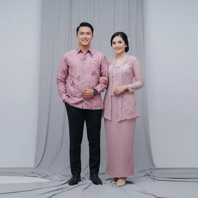 Kebaya Modern dengan Rok Plisket