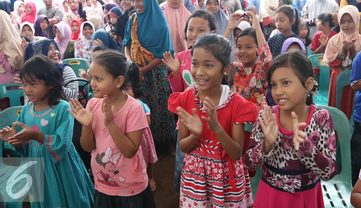 Kegembiraan anak-anak korban saat mengikuti kegiatan "Trauma Healing" di Pidie Jaya, Aceh, Jumat (9/12). Kegiatan tersebut untuk memulihkan rasa trauma anak-anak korban gempa bumi di Pidie Jaya. (Liputan6.com/Angga Yuniar)