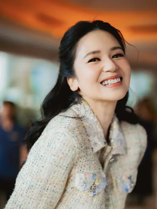 blazer tweed juga hadirkan kesan classy yang tak pernah gagal. [Foto: Instagram/ Laura Basuki]