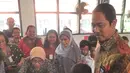 Wali Kota Semarang Hendrar Prihadi memberikan penghargaan dan sepeda gunung untuk Daffa Farros Oktoviarto di SD Kalibanteng 01, Semarang, Rabu (20/4). Daffa menjadi perbincangan karena aksinya menghadang pengendara yang melintas di trotoar. (Foto: Gholib)