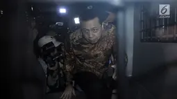 Terdakwa korupsi proyek e-KTP, Setya Novanto naik mobil tahanan KPK usai menjalani sidang putusan di Pengadilan Tipikor, Jakarta, Selasa (24/4). Setya Novanto divonis 15 tahun penjara dan denda 500 juta rupiah. (Liputan6.com/Helmi Fithriansyah)