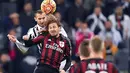 Pemain Juventus, Giorgio Chiellini (kiri), berebut bola dengan pemain AC Milan, Alessio Cerci, dalam lanjutan Serie A Italia di Stadion Juventus, Minggu (22/11/2015) dini hari WIB. (EPA/Alessandro di Marco)