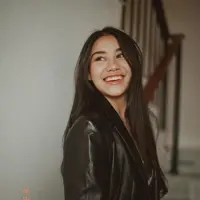 OOTD penuh gaya Aaliyah Massaid mengenakan jaket kulit berwarna hitam. Mana gaya favoritmu, Sahabat FIMELA antara Sarah Menzel dan Aaliyah Massaid? [Foto: Instagram/aaliyah.massaid]