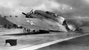 Kondisi pesawat bomber Air Corps B-17C milik angkatan laut AS usai diserang di Hickam Air Field, Pearl Harbor. Sedikitnya 2.403 orang tewas dan 1.178 luka-luka dalam peristiwa tersebut. (Reuters/U.S Navy)