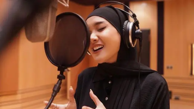 6 Potret Terbaru Cita Citata Tampil Berhijab saat Rekaman, Didoakan Istiqomah