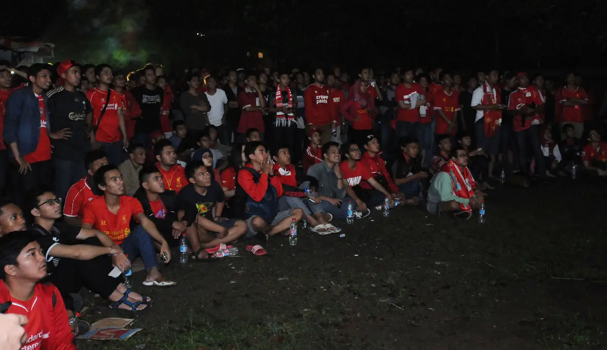 Ekspresi ketegangan suporter ‘’The Reds’ saat menyaksikan laga Liverpool kontra Manchester United. Liputan6.com menggelar acara nonton bareng seru bersama Big Reds reg Bekasi di Alibaba Futsal, Bekasi, Minggu (22/3/2015). (Liputan6.com/Helmi Fithriansyah)