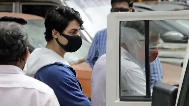 Aryan Khan saat dibawa petugas untuk menjalani tes kesehatan. (AP Photo/Rajanish Kakade)