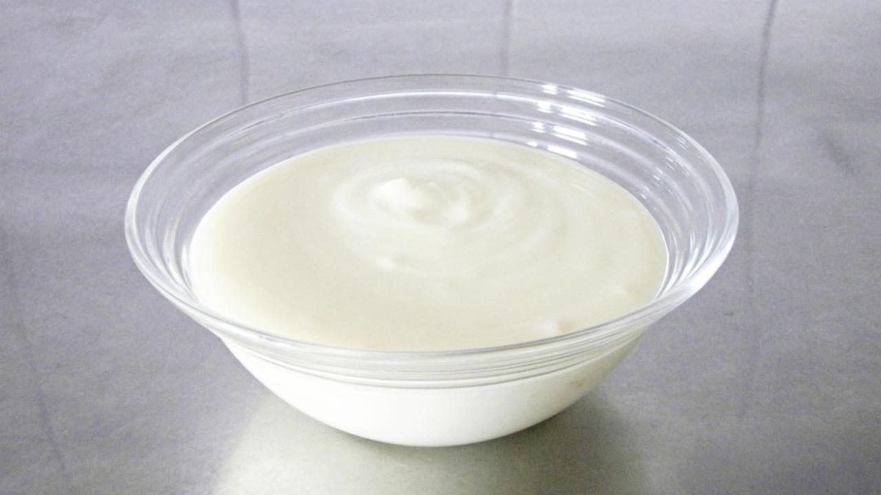 8. Yogurt: Membersihkan dan Mengencangkan Pori-pori Kulit