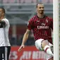 Striker AC Milan, Zlatan Ibrahimovic, menendang gawang usai gagal mencetak gol ke gawang Parma pada laga Serie A di Stadion San Siro, Rabu (15/7/2020). AC Milan menang 3-1 atas Parma. (AP Photo/Luca Bruno)