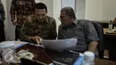 Gubernur DKI Jakarta Basuki Tjahaja Purnama (kiri) berdiskusi dengan Gubernur Jawa Barat Ahmad Heriawan saat rapat terbatas terkait percepatan pembangunan Light Rail Transit (LRT) di Kantor Presiden, Jakarta, Selasa (29/3). (Liputan6.com/Faizal Fanani)