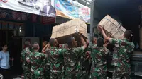 Sebanyak lima sekolah menerima paket perlengkapan sekolah yang dibeli Tim Staf Kepresidenan RI menindaklanjuti arahan Presiden Jokowi. (dok. Pendam  XII/Tanjungpura)