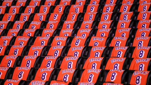 Kenang Kobe Byrant, LA Lakers Bagikan Kaus ke Penggemar