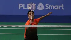 Tunggal putra Indonesia, Anthony Ginting, mengembalikan kok saat melawan Soong Joo Ven pada final beregu SEA Games 2019 di Multinlupa Sport Center, Rabu (4/12). Ginting menang 13-21, 21-15, dan 21-18. (Bola.com/M Iqbal Ichsan)