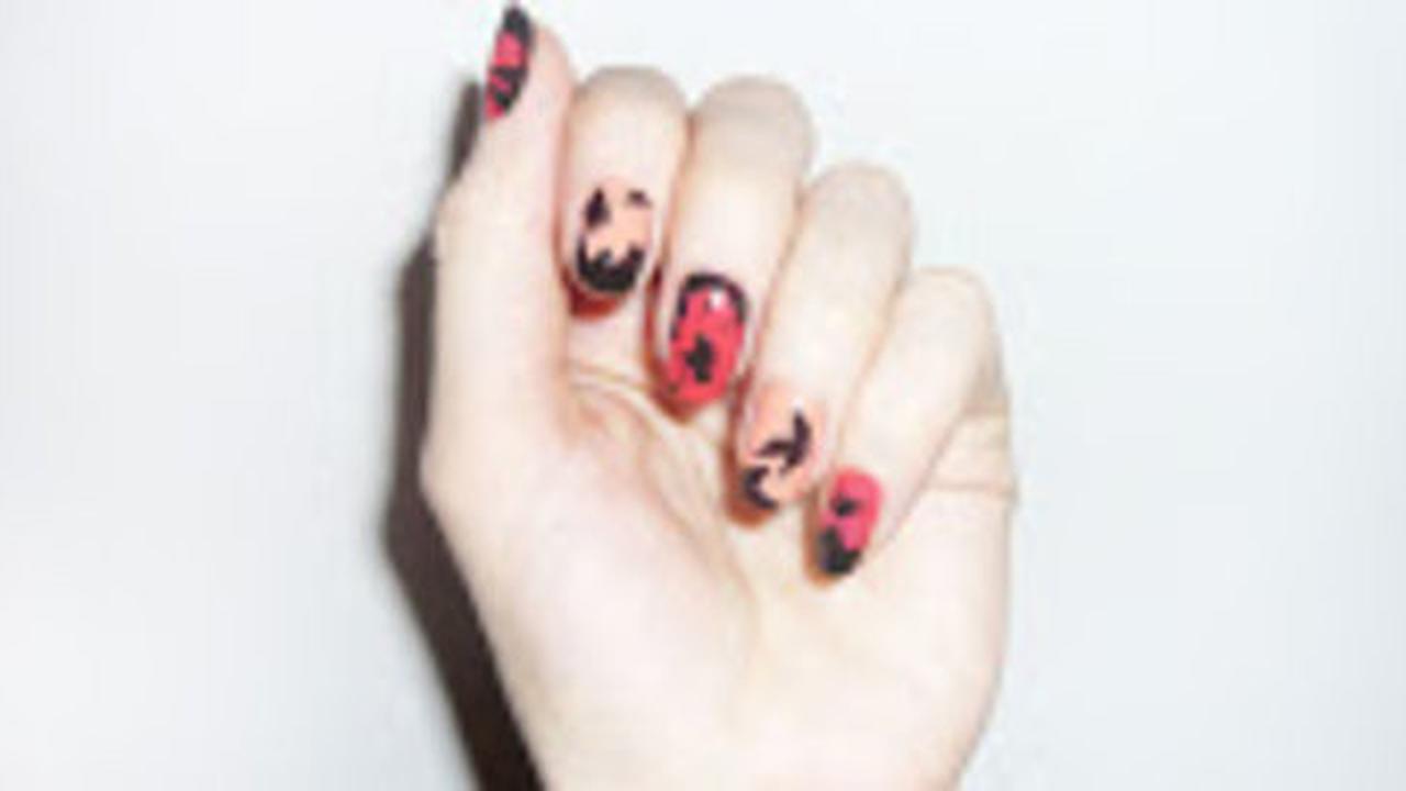 Ingin pakai nail wrap tapi kuku kamu pendek? Atasi dengan 3 trik ini
