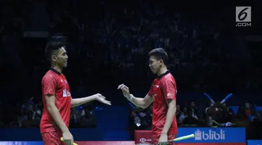 Ganda putra Indonesia, Fajar Alfian/M Rian Ardianto saat melawan Marcus F Gideon/Kevin Sanjaya Sukomuljo pada semifinal Indonesia Open 2018, Istora GBK, Jakarta, Sabtu (7/7). Fajar/Rian kalah 13-21, 10-21. (Liputan6.com/Helmi Fithriansyah)