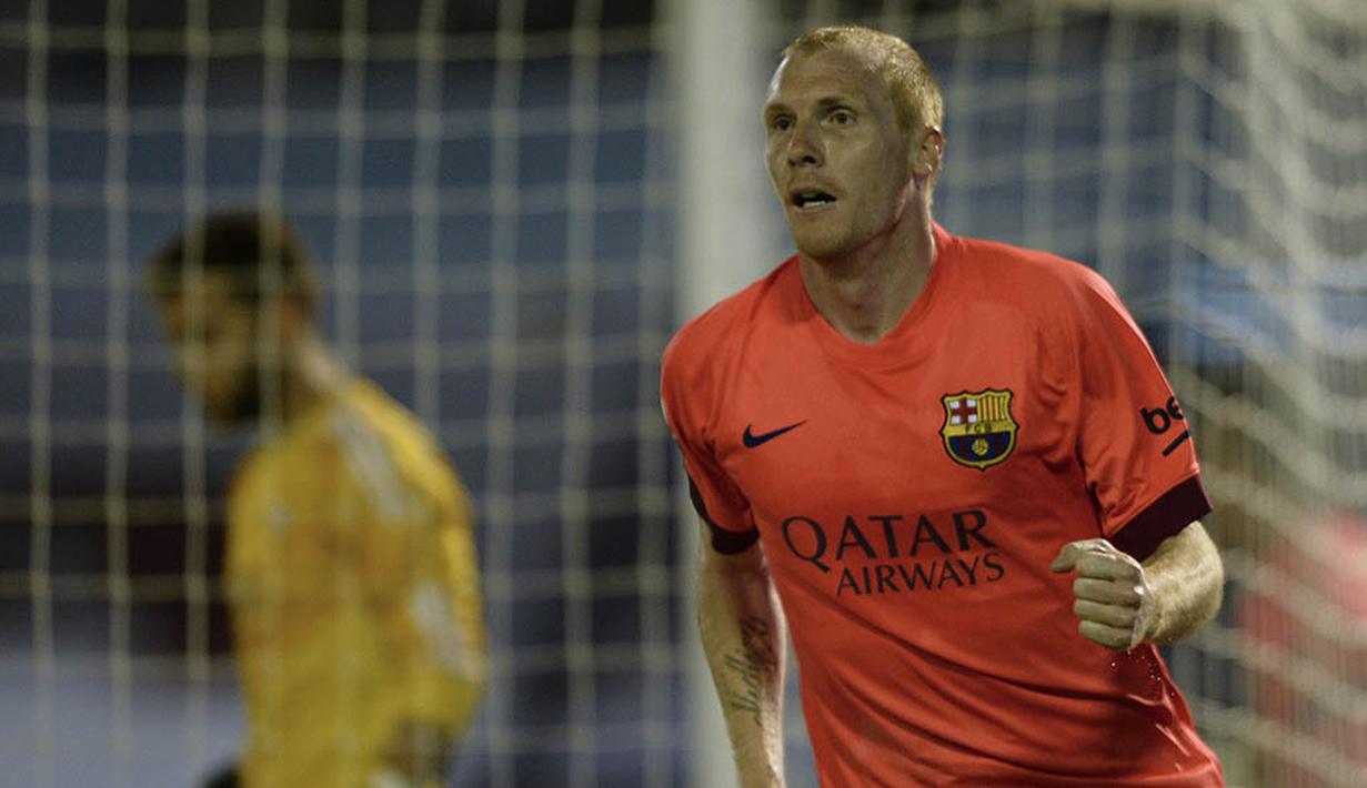 4. Jeremy Mathieu, gagal mendapatkan tempat utama di Barcelona membuatnya tidak betah bertahan di Camp Nou. Menurut Le Parisien, Juergen Klopp, berniat memboyongnya ke Liverpool untuk solusi lini belakang. (AFP/Miguel Riopa)
