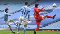 Gelandang Manchester City, Bernardo Silva (kiri) melepaskan tendangan yang berbuah gol pertama timnya ke gawang Birmingham City dalam laga babak ke-3 Piala FA 2020/21 di Etihad Stadium, Minggu (10/1/2021). Manchester City menang 3-0 atas Birmingham City. (AFP/Oli Scarff/Pool)