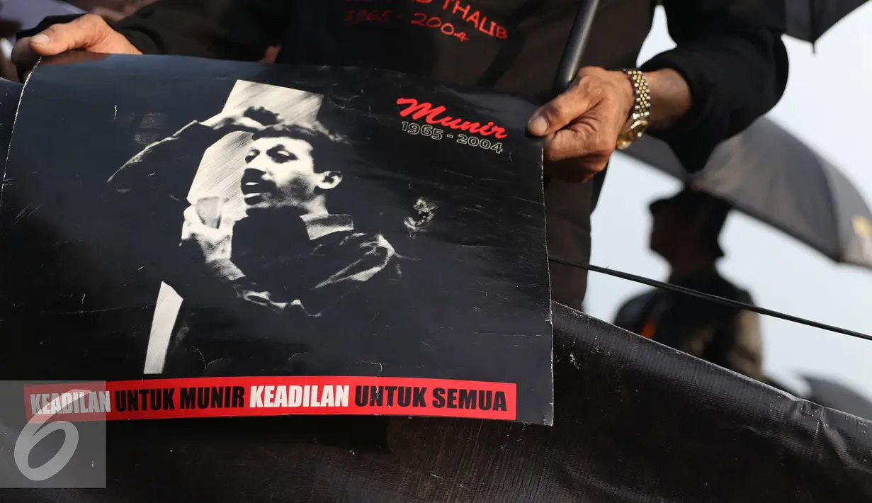 Aktivis memperlihatkan poster Munir saat aksi Kamisan di Jakarta, Kamis (8/9). Dalam aksinya mereka kembali meminta penyelesaian pelanggaran HAM, khususnya kasus pembunuhan Munir yang telah 12 tahun berlalu. (Liputan6.com/Immanuel Antonius)