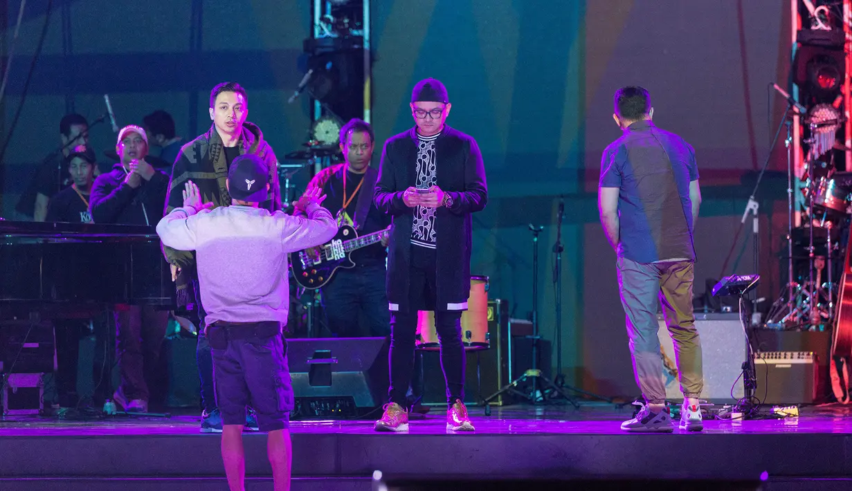 Lagu  dari single Kahitna "Takkan Terganti” jadi lagu pembuka pada saat konser anniversary yang  dipersembahkan band legendaris Kahitna suasana pun  terasa mellow dan penonton pun sangat menikmati konser tersebut.(Desmond Manulang/Bintang.com)