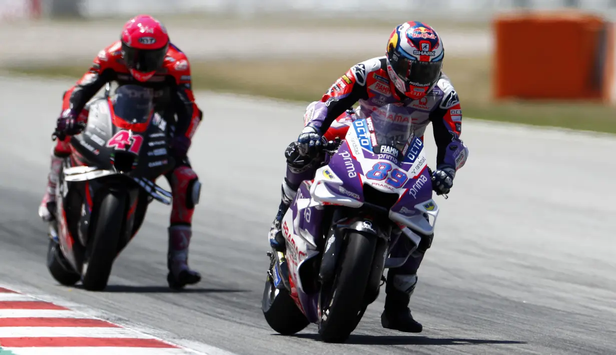 Ketika Luca Marini menyalipnya, Aleix Espargaro kembali tancap gas. Namun, ia akhirnya hanya puas di posisi kelima pada MotoGP Catalunya 2022. Blunder konyol ini membuatnya kehilangan sembilan poin dan harus tertinggal 22 poin dari sang pemuncak klasemen, Fabio Quartararo. (AP/Joan Monfort)