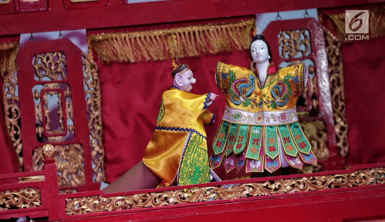 Penampilan wayang potehi di salah satu mall di Jakarta, Jumat (1/2). Pementasan wayang potehi  sebagai upaya untuk memperkenalkan kebudayaan Tionghoa kepada pengunjung mal. (Liputan6.com/Faizal Fanani)