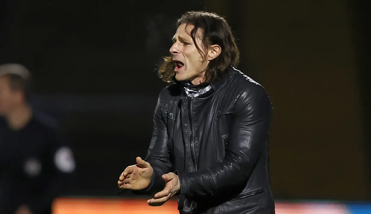 Manajer tim Wycombe Wanderers, Gareth Ainsworth memberi instruksi kepada pemainnya dalam laga babak keempat Piala FA 2020/21 melawan Tottenham Hotspur di Adams Park Stadium, Senin (25/1/2021). Wycombe Wanderers kalah 1-4 dari Tottenham Hotspur. (AFP/Adrian Dennis)