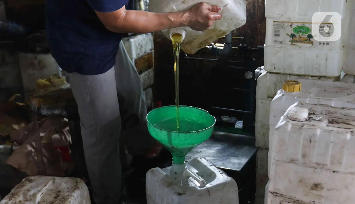 Aktivitas pedagang minyak goreng curah di pasar Cipete, Jakarta, Kamis (17/9/2022). Kini, minyak goreng satu harga yakni Rp 11.500 untuk minyak goreng curah per liter, Rp 13.500 untuk minyak kemasan sederhana dan Rp 14.000 untuk minyak goreng medium tidak berlaku. (Liputan6.com/Herman Zakharia)