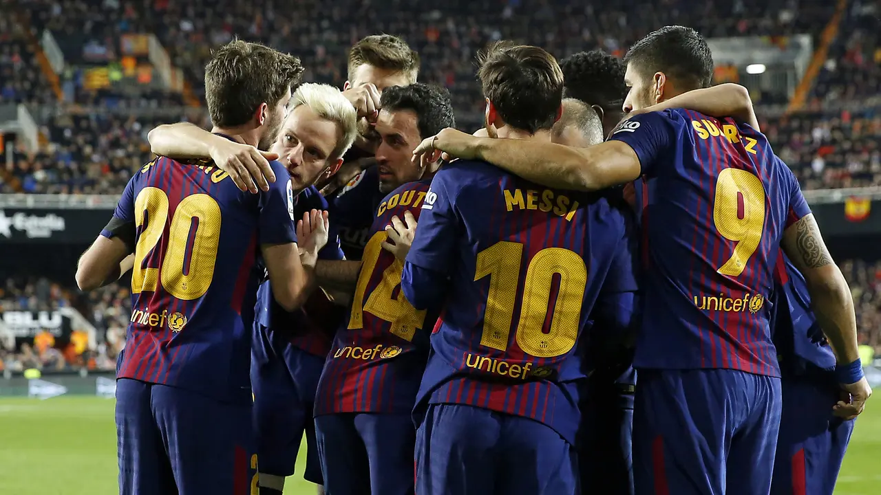 Para pemain Barcelona merayakan gol yang dicetak Philippe Coutinho ke gawang Valencia pada laga leg kedua semifinal Copa del Rey 2017-2018 di Mestalla, Kamis (8/2/2018) atau Jumat (9/2/2018) dini hari WIB.