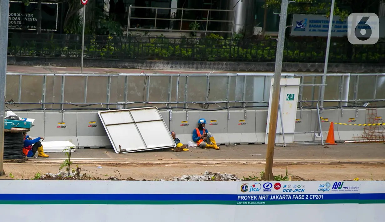 Pekerja beristirahat di area proyek pembangunan jalur MRT Jakarta fase II di kawasan Thamrin, Jakarta, Rabu (6/1/2021). Jalur MRT fase II tahap pertama (CP201) yaitu dari Bundaran HI-Harmoni akan selesai pada Maret Tahun 2025. (Liputan6.com/Faizal Fanani)