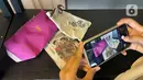 Tamu undangan mendapatkan souvenir pernikahan Kaesang Pangarep dan Erina Gudono di Pura Mangkunegaran, Solo, Minggu (11/12/2022). Antrean tamu undangan yang ingin berfoto dengan Kaesang Pangarep dan Erina Gudono beserta keluarga mengular panjang bahkan rela berdesak-desakan demi bisa berfoto dengan kedua mempelai. (Liputan6.com/Herman Zakharia)