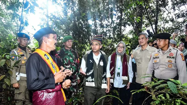 Menteri Kehutanan (Menhut) Raja Juli Antoni menyerahkan SK Hutan Adat Wilayah Imbo Laghangan di Kabupaten Kuantan Singingi, Riau. Hutan yang kini ditetapkan menjadi hutan adat tersebut menjadi penopang pelestarian budaya di Kuantan Singingi.