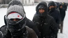 Sejumlah imigran mengantre untuk mendapat makanan hangat di kamp pengungsian di Belgrade, Serbia (11/1). Imigran harus berjuang melawan dengan cuaca dingin yang cukup ekstrem. (AP Photo/Darko Vojinovic)