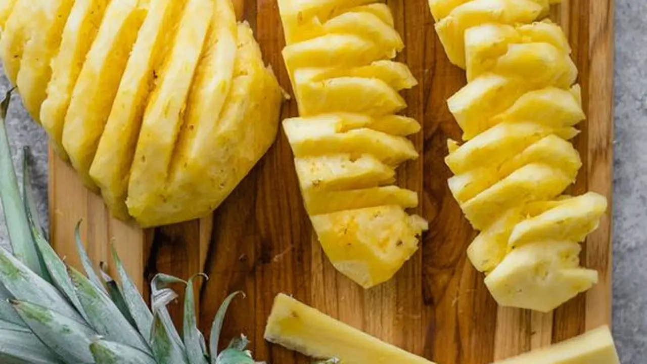 Cara Praktis Mengupas Nanas Tanpa Pisau yang Viral di TikTok
