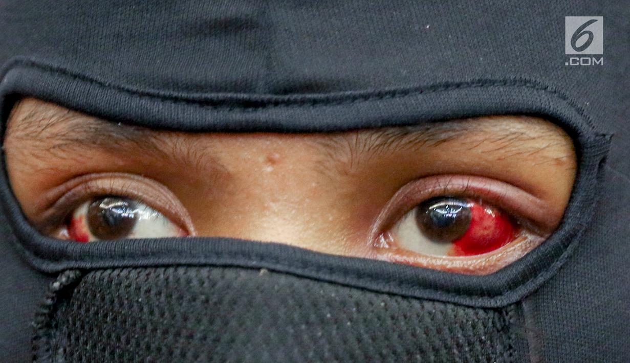 Mata salah seorang tersangka saat polisi rilis kasus begal di Mapolres Metro Jakarta Selatan, Selasa (17/7). Polisi meringkus lima pembegal yang beraksi sebanyak tujuh kali di Depok serta tiga kali di Jakarta Selatan. (Liputan6.com/Immanuel Antonius)