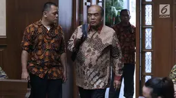 Mantan Direktur Utama PT Asuransi Jasa Indonesia, Budi Tjahjono bersiap menjalani sidang pembacaan putusan di Pengadilan Tipikor, Jakarta, Rabu (10/4). Hakim menjatuhkan hukuman pidana kepada B