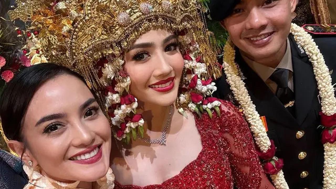 6 Pesona Glamor Febby Rastanty dalam Balutan Adat Palembang di Resepsi Pernikahan, Gemulai Menari Pagar Pengantin