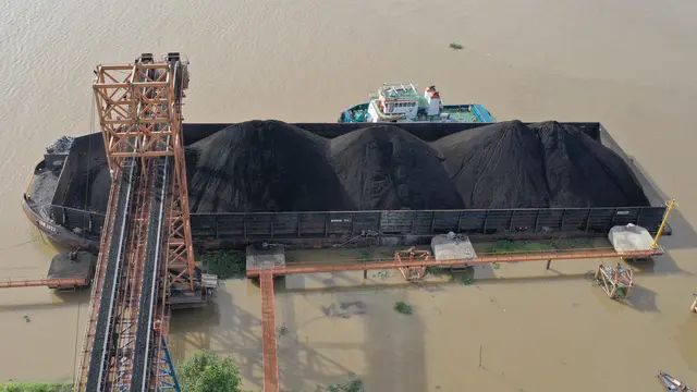 Proses muat batu bara ke tongkang di Pelabuhan Musi 2 yang dikelola PT RMK Energy Tbk. RMKE memiliki kapasitas muat batu bara ke tongkang hingga 25 juta ton per tahun. (Dok RMKE)