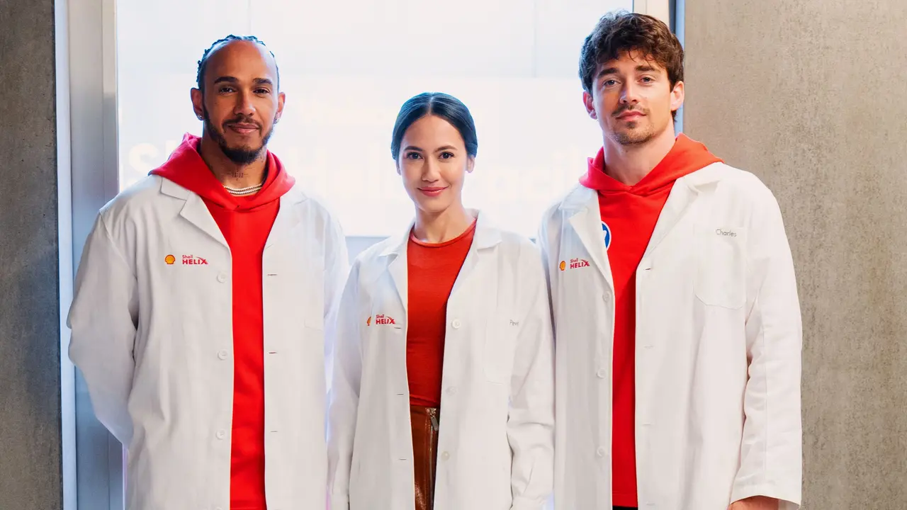 Gaya Feminine Chic Pevita Pearce Jadi Peneliti Minyak Bareng Lewis Hamilton