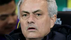 Pelatih Tottenham Hotspur, Jose Mourinho, tampak cemas saat pertandingan melawan Norwich City pada laga Premier League 2019 di Stadion Carrow Road, Sabtu (28/12). Kedua tim bermain imbang 2-2. (AFP/Lindsey Parnaby)