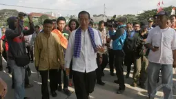 Jokowi mendatangi Waduk Pluit untuk meresmikan lapangan mini soccer di kawasan tersebut, Jakarta, Jumat (25/04/2014) (Liputan6.com/Herman Zakharia). 