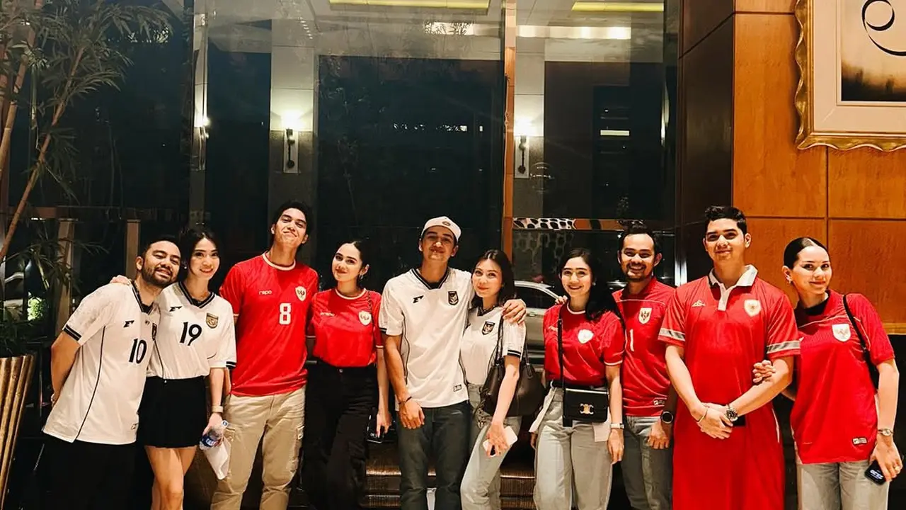 6 Gaya Couple Artis Saat Nonton Laga Indonesia vs China, Kompak Pakai Jersey Timnas, dari Al Ghazali-Alyssa hingga El Rumi-Syifa Hadju