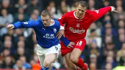 Wayne Rooney. Striker Inggris yang kini berusia 36 tahun dan telah pensiun pada Januari 2021 bersama Derby County ini merupakan produk asli Akademi Everton. Setelah dua musim memperkuat tim senior Everton pada 2002/2003 dan 2003/2004 serta tampil dalam total 116 laga di semua ajang dengan torehan 28 gol dan 5 assist, ia dilepas ke Manchester United di awal musim 2004/2005 dengan nilai transfer 37 juta euro atau kini setara Rp560,7 miliar. (AFP/Steve Parkin)