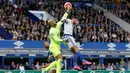 Kiper Everton, Tim Howard, berebut bola dengan pemain Chelsea, Eden Hazard, dalam lanjutan Liga Premier Inggris di Stadion Goodison Park. Sabtu (12/9/2015). (Reuters/Andrew Yates)