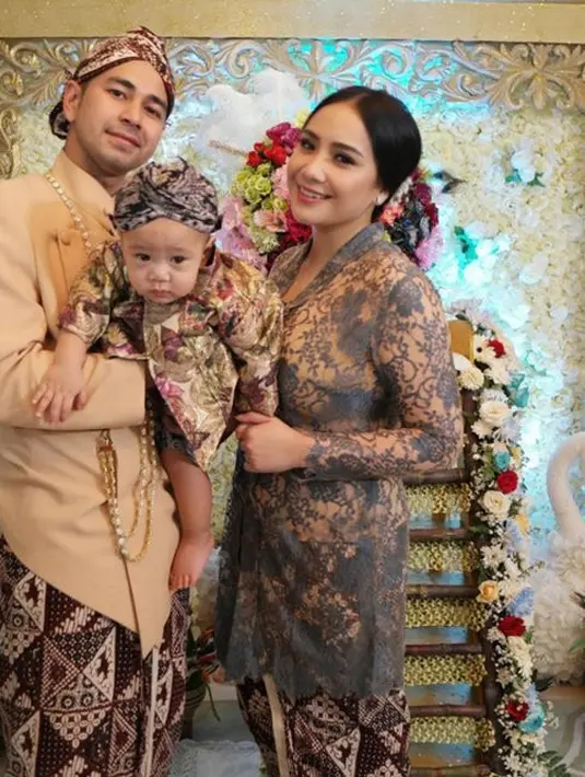 Nagita Slavina memilih perpaduan kebaya brokad abu-abu dengan lapisan warna kulit dan kain batik. (Foto: Instagram @raffinagita1717)
